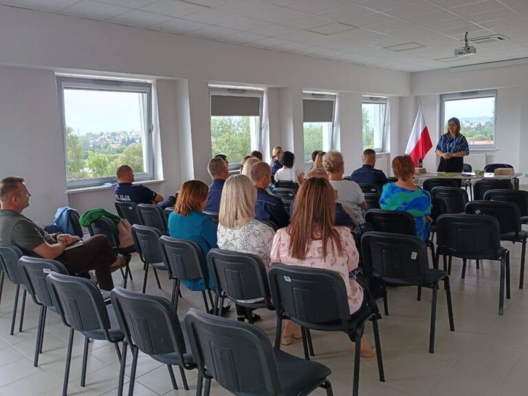 Nasze spotkania informacyjne dla pracowników PCPR-ów, ośrodków pomocy społecznej, policji, kuratorów oraz przedstawicieli sądów i prokuratur.